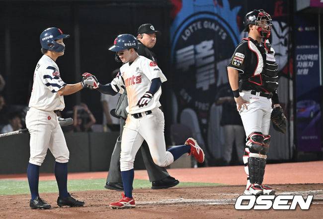 [OSEN=부산, 이석우 기자] 26일 부산 사직야구장에서 2025 신한 SOL 뱅크 KBO 리그 롯데 자이언츠와 KT 위즈의 경기가 열렸다. 홈팀 롯데는 나균안이, 방문팀 KT는 오원석이 선발 출전했다.롯데 자이언츠 이호준이 2회말 2사 1,3루 KT 위즈 오원석의 1루 견제 실책에 득점을 올리고 하이파이브를 하고 있다. 2025.08.26 / foto0307@osen.co.kr
