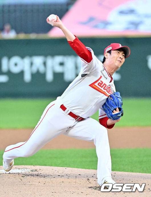 [OSEN=인천, 민경훈 기자] 26일 인천 SSG랜더스필드에서 ‘2025 신한 SOL Bank KBO리그’ SSG 랜더스와 KIA 타이저그의 경기가 열렸다.홈팀 SSG는 문승원, 어웨이팀 KIA는 양현종을 선발로 내세웠다.SSG 선발 문승원이 마운드 위에서 힘차게 공을 뿌리고 있다. 2025.08.26 / rumi@osen.co.kr