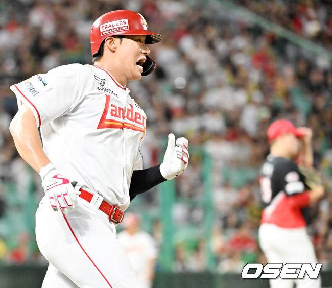 [OSEN=인천, 민경훈 기자] 26일 인천 SSG랜더스필드에서 ‘2025 신한 SOL Bank KBO리그’ SSG 랜더스와 KIA 타이저그의 경기가 열렸다.홈팀 SSG는 문승원, 어웨이팀 KIA는 양현종을 선발로 내세웠다.7회초 SSG 선두타자로 나온 류효승이 우중월 솔로 홈런을 때린 후 기뻐하고 있다. 2025.08.26 / rumi@osen.co.kr