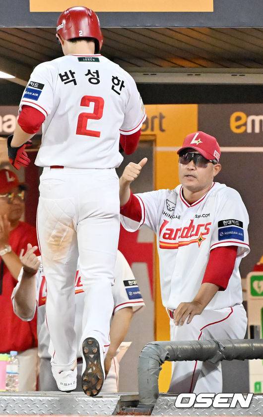 [OSEN=인천, 민경훈 기자] 26일 인천 SSG랜더스필드에서 ‘2025 신한 SOL Bank KBO리그’ SSG 랜더스와 KIA 타이저그의 경기가 열렸다.홈팀 SSG는 문승원, 어웨이팀 KIA는 양현종을 선발로 내세웠다.4회말 2사 주자 1,2루  SSG 최정의 좌익수 앞 1타점 적시타때 홈을 밟은 박성한이 덕아웃에서 이숭용 감독과 하이파이브를 하고 있다. 2025.08.26 / rumi@osen.co.kr