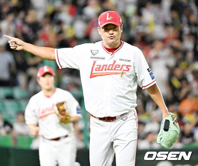 [OSEN=인천, 민경훈 기자] 26일 인천 SSG랜더스필드에서 ‘2025 신한 SOL Bank KBO리그’ SSG 랜더스와 KIA 타이저그의 경기가 열렸다.홈팀 SSG는 문승원, 어웨이팀 KIA는 양현종을 선발로 내세웠다.8회초를 마친 SSG 노경은이 세리머니를 하고 있다. 2025.08.26 / rumi@osen.co.kr