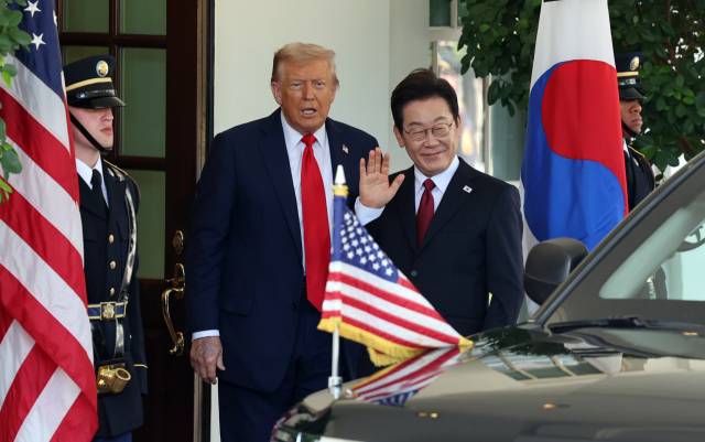 ▲이재명 대통령이 25일(현지시간) 미국 워싱턴DC 백악관에서 영접나온 도널드 트럼프 미국 대통령과 기자들을 바라보며 손을 흔들고 있다. ⓒ연합뉴스