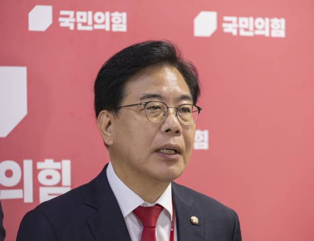▲국민의힘 송언석 비상대책위원장 겸 원내대표가 26일 국회에서 한미 정상회담 관련 브리핑을 하고 있다. 송 비대위원장은 "이번 정상회담 전체 과정은 역대급 외교참사다"라며 "기업들의 1500억불 투자까지 추가로 갖다 바친 굴욕외교라 할 수 밖에 없다"고 주장했다. ⓒ연합뉴스