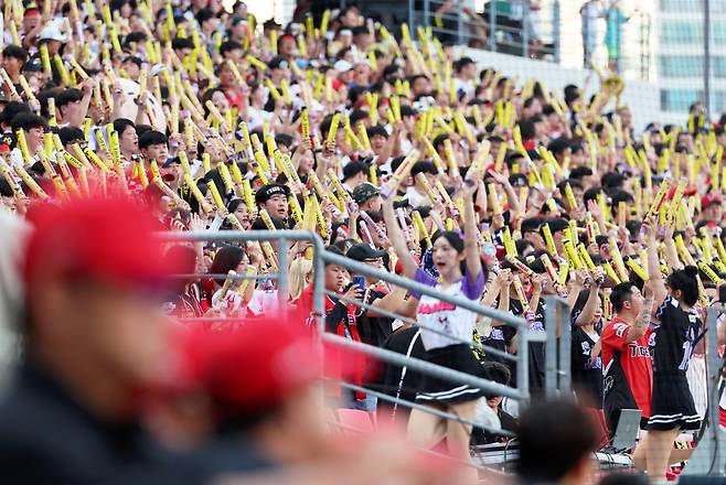 지난 24일 광주기아챔피언스필드에서 열린 프로야구 LG 트윈스와 KIA 타이거즈의 경기에서 관중이 응원전을 펼치고 있다. KBO리그는 전날 4개 경기장에서 매진을 이루는 등 10만 명이 넘는 팬들이 야구장을 찾아 2년 연속 천만 관중을 돌파했다. 연합뉴스