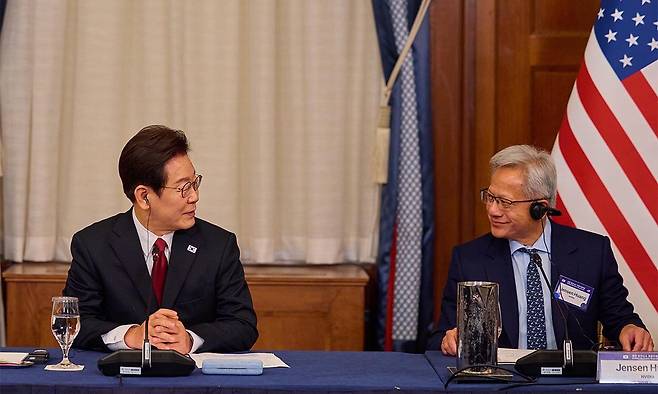 이재명 대통령이 25일(현지 시간) 미국 워싱턴DC 윌라드 호텔에서 열린 한미 비즈니스 라운드테이블에서 젠슨 황 엔비디아 최고경영자(CEO)와 대화하고 있다. 공동취재