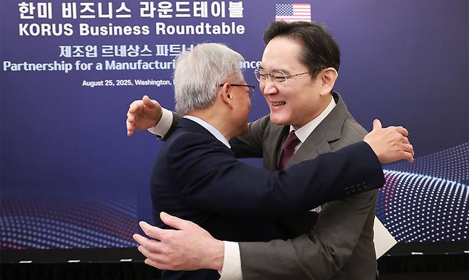 이재용 삼성전자 회장이 25일(현지시간) 미국 워싱턴DC 윌라드 호텔에서 열린 한미 비즈니스 라운드 테이블 리셉션에 참석해 젠슨 황 엔비디아 최고경영자(CEO)와 포옹하고 있다. 연합뉴스