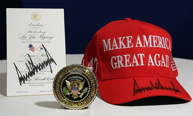 트럼프 대통령은 이 대통령에게 백악관 기념 메달과 직접 사인한 ‘마가’(Make America Great Again·미국을 다시 위대하게) 모자를 선물했다. 뉴시스