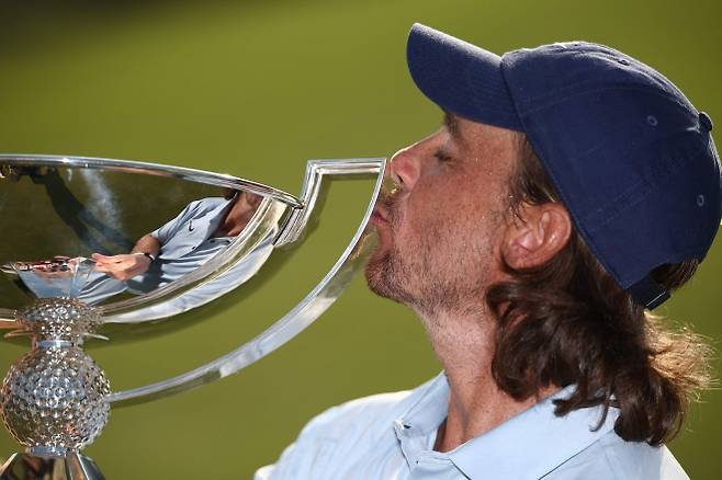 미국프로골프(PGA) 투어에 163번 출전하는 동안 우승과 연을 맺지 못했던 토미 플리트우드가 25일(한국시간) 미국 조지아주 애틀랜타의 이스트레이크 골프클럽에서 끝난 페덱스컵 플레이오프 최종전 투어 챔피언십에서 생애 처음 우승한 뒤 우승컵에 입맞춤하고 있다. 애틀랜타 AFP 연합뉴스