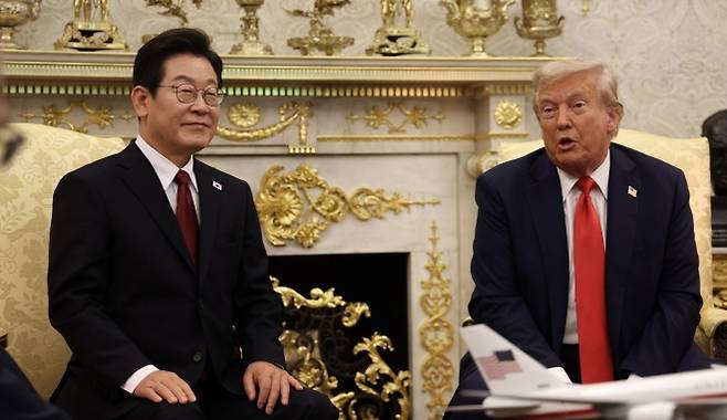 이재명 대통령과 도널드 트럼프 미국 대통령이 25일(현지시간) 미국 워싱턴DC 백악관에서 정상회담을 하고 있다. 2025.8.26 연합뉴스