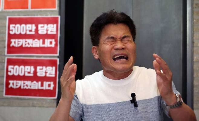 열변하는 전한길 - 전한길 전 한국사 강사가 18일 서울 여의도 국민의힘 당사에서 발언을 하고 있다. 2025.08.18. 뉴시스