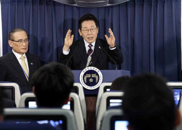 이재명 대통령이 24일 일본 도쿄 하네다 공항에서 미국 워싱턴DC를 향해 이륙한 전용기(공군 1호기) 내에서 기자 간담회를 열고 야당과의 대화 의지를 밝히고 있다. 연합뉴스