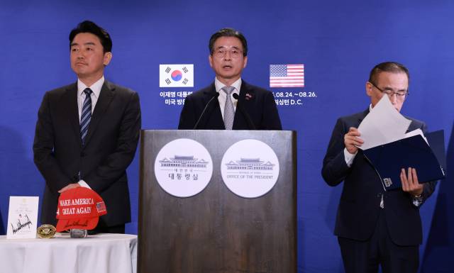 강훈식(왼쪽부터) 대통령 비서실장, 김용범 대통령실 정책실장, 위성락 국가안보실장이 25일(현지 시간) 미국 워싱턴DC의 한국프레스센터가 마련된 호텔에서 이재명 대통령과 도널드 트럼프 미국 대통령의 한미 정상회담 관련 브리핑을 하고 있다. 연합뉴스