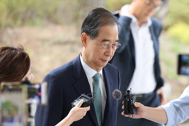 8월22일 한덕수 전 총리가 조사를 받기 위해 내란 특검팀 사무실로 출석하고 있다. ⓒ연합뉴스