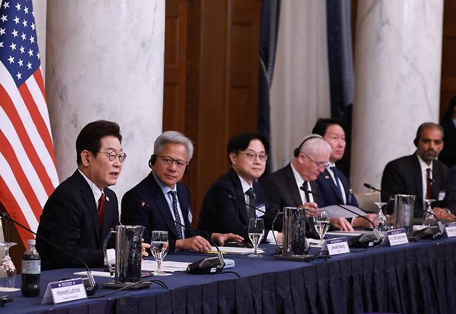 이재명 대통령이 25일(현지 시간) 미국 워싱턴DC 윌라드 호텔에서 열린 한·미 비즈니스 라운드 테이블에서 기조연설을 하고 있다. 왼쪽부터 이 대통령, 젠슨 황 엔비디아 최고경영자, 김정관 산업통상자원부 장관 ⓒ연합뉴스