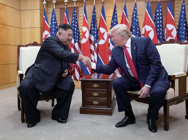 도널드 트럼프 미국 대통령과 북한 김정은 국무위원장이 2019년 6월30일 판문점 남측 자유의 집에서 회담하고 있다. ⓒ연합뉴스