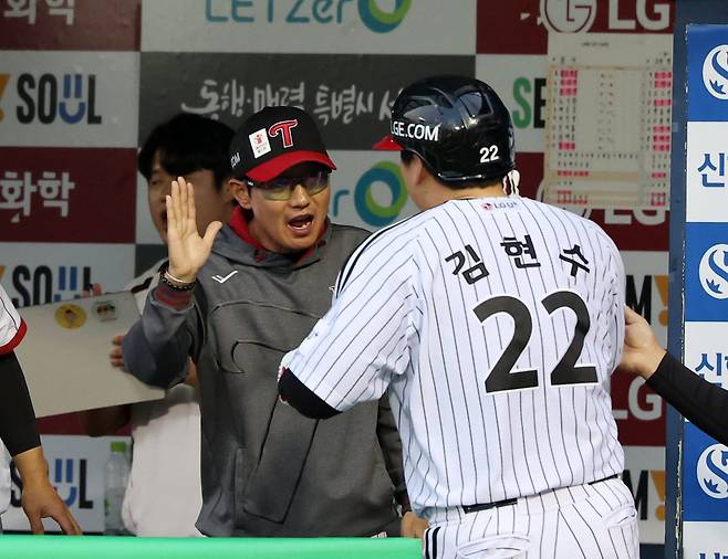 LG 염경엽 감독(왼쪽)과 김현수. 뉴시스
