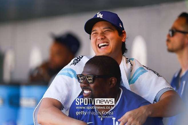 ▲ 오타니 쇼헤이(위)가 환하게 웃고 있다.