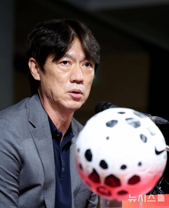 홍명보 축구대표팀 감독이 25일 서울 종로구 축구회관에서 2026 국제축구연맹(FIFA) 북중미 월드컵을 대비한 9월 A매치 명단을 발표하고 있다. /사진=뉴시스 제공