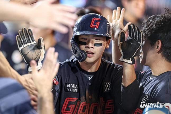 롯데 박찬형이 24일 창원 NC전에서 득점 후 동료들의 축하를 받고 있다. /사진=롯데 자이언츠 제공