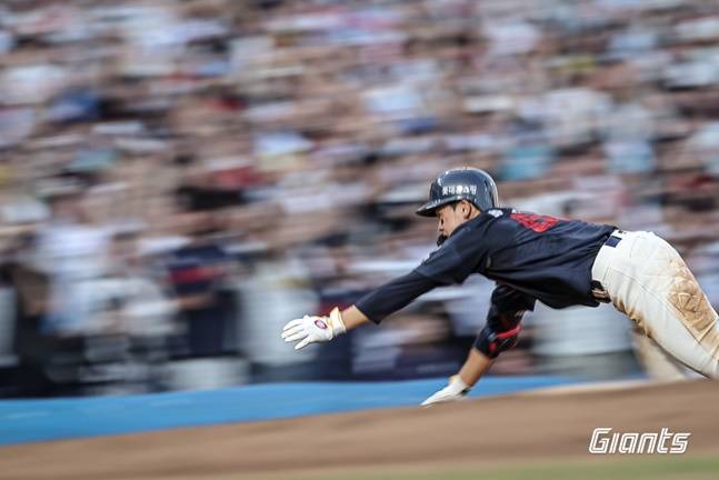 롯데 박찬형이 24일 창원 NC전에서 2회 3루타를 터트리고 있다. /사진=롯데 자이언츠 제공