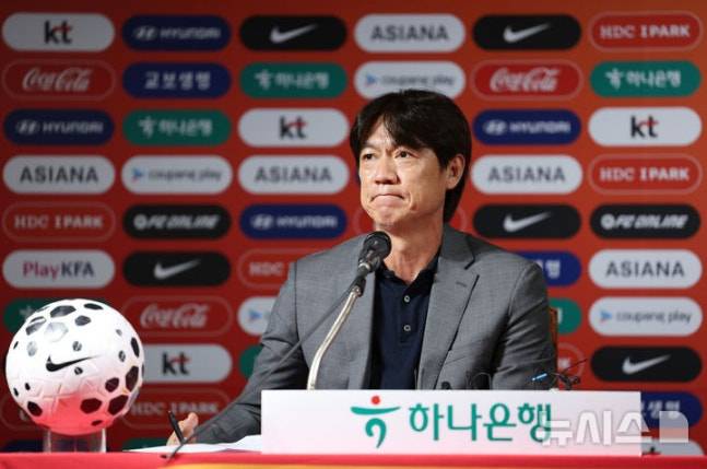 홍명보 축구대표팀 감독이 25일 서울 종로구 축구회관에서 2026 국제축구연맹(FIFA) 북중미 월드컵을 대비한 9월 A매치 명단을 발표를 마친 뒤 취재진의 질문에 답하고 있다. /사진=뉴시스