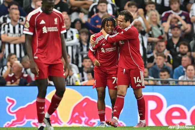 페데리코 키에사(오른쪽)가 26일(한국시간) 영국 뉴캐슬의 세인트 제임스 파크에서 열린 2025~2026시즌 잉글랜드 프리미어리그(EPL) 2라운드 뉴캐슬 유나이티드전 도중 리오 은구모하(가운데)를 안아주고 있다. /AFPBBNews=뉴스1