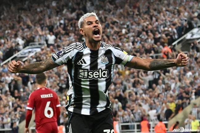 26일(한국시간) 영국 뉴캐슬의 세인트 제임스 파크에서 열린 2025~2026시즌 잉글랜드 프리미어리그(EPL) 2라운드에서 브루노 기마랑이스가 리버풀을 상대로 득점 후 세리머니하고 있다. /AFPBBNews=뉴스1