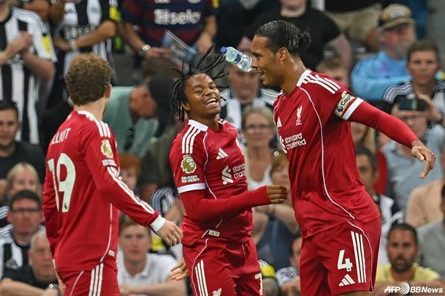 리오 은구모하(가운데)가 26일(한국시간) 영국 뉴캐슬의 세인트 제임스 파크에서 열린 2025~2026시즌 잉글랜드 프리미어리그(EPL) 2라운드 뉴캐슬 유나이티드전 결승골을 넣고 버질 판 다이크(오른쪽)와 미소짓고 있다. /AFPBBNews=뉴스1