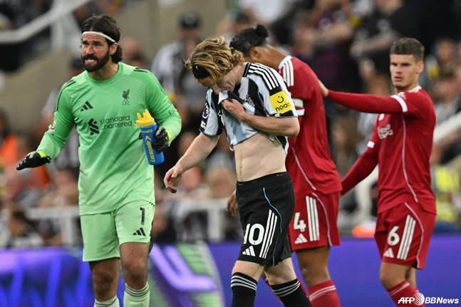 앤서니 고든(가운데)이 26일(한국시간) 영국 뉴캐슬의 세인트 제임스 파크에서 열린 2025~2026시즌 잉글랜드 프리미어리그(EPL) 2라운드 전반 도중 레드카드를 받고 경기장을 떠나고 있다. /AFPBBNews=뉴스1