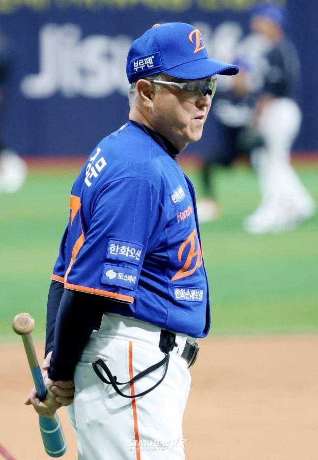 2025 신한 SOL Bank KBO리그키움 히어로즈 대 한화 이글스 경기가 26일 서울 고척스카이돔에서 열렸다.  한화 김경문 감독이 깊은 상념에 잠긴 채 선수들의 훈련을 지켜보고 있다. /사진=김진경 대기자