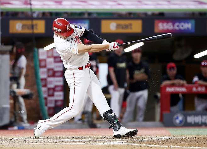 26일 오후 인천SSG랜더스필드에서 열린 '2025 신한 SOL Bank KBO리그' KIA 타이거즈와 SSG 랜더스의 경기, 5회말 1사 SSG 류효승이 1점 홈런을 날리고 있다. SSG 랜더스