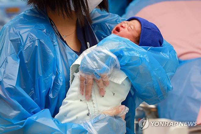 출생아 수 11개월째 증가세 (고양=연합뉴스) 신현우 기자 = 24일 경기도 고양시 CHA의과학대학교 일산차병원 신생아실에서 간호사들이 아기를 돌보고 있다.
    출생아 수가 11개월째 증가세를 이어가는 가운데 5월 출생아 수 증가율이 같은 달 기준으로 14년 만에 가장 높았다. 통계청이 발표한 인구동향에 따르면 지난 5월 출생아 수는 1년 전보다 741명(3.8%) 늘어난 2만309명이었다. 2025.7.24 nowwego@yna.co.kr