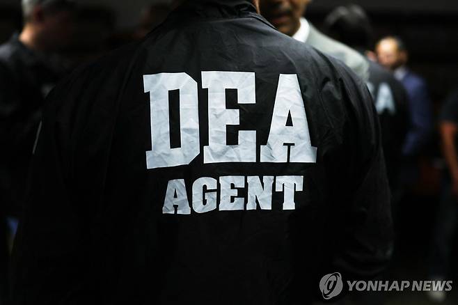 25일(현지시간) 기자회견장의 미국 마약단속국(DEA) 요원 [뉴욕 AFP=연합뉴스. 재판매 및 DB 금지]