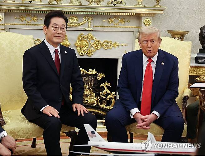 이재명 대통령, 한·미 정상회담 (워싱턴=연합뉴스) 한상균 기자 = 이재명 대통령이 25일(현지시간) 미국 워싱턴 DC 백악관 오벌오피스에서 도널드 트럼프 미국 대통령과 한미 정상회담을 하고 있다.  2025.8.26 xyz@yna.co.kr