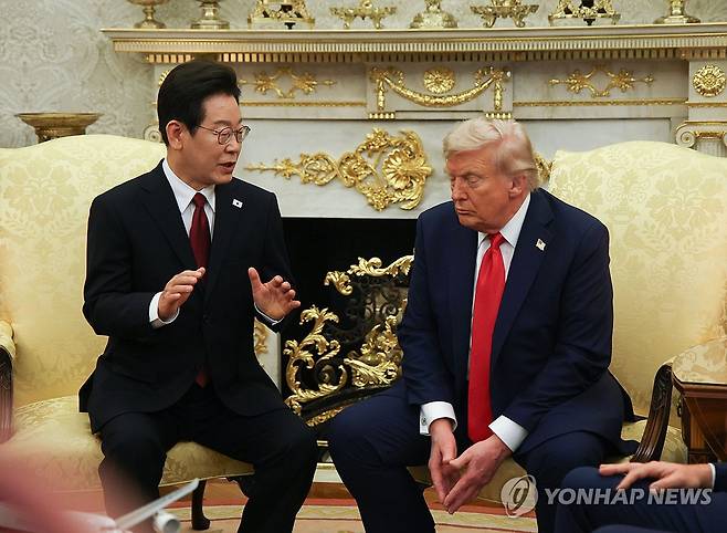 이재명 대통령, 트럼프 대통령과 한·미 정상회담 (워싱턴=연합뉴스) 한상균 기자 = 이재명 대통령이 25일(현지시간) 미국 워싱턴 DC 백악관 오벌오피스에서 도널드 트럼프 미국 대통령과 한미 정상회담을 하고 있다.  2025.8.26 xyz@yna.co.kr