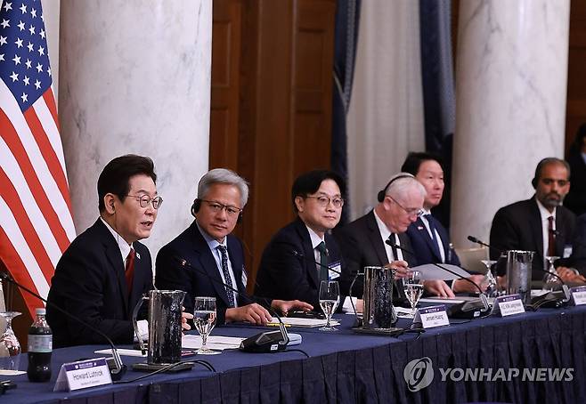 이재명 대통령, 한미 비즈니스 라운드 테이블 연설 (워싱턴=연합뉴스) 홍해인 기자 = 이재명 대통령이 25일(현지시간) 미국 워싱턴DC 윌라드 호텔에서 열린 한미 비즈니스 라운드 테이블에서 기조연설을 하고 있다. 왼쪽부터 이 대통령, 젠슨 황 엔비디아 최고경영장, 김정관 산자부 장관. 2025.8.26 hihong@yna.co.kr