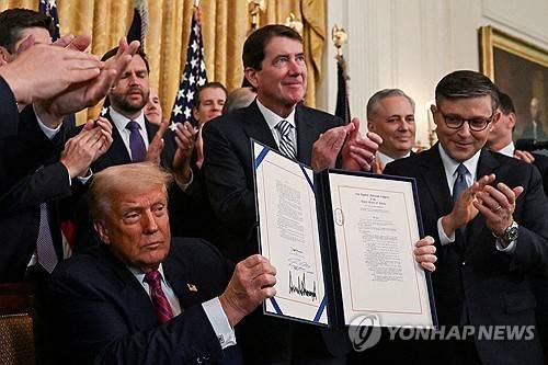지니어스 법에 서명한 도널드 트럼프 미국 대통령  [로이터 연합뉴스 자료사진. 재판매 및 DB 금지]