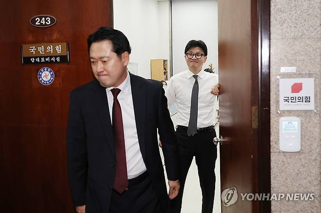 당대표실 앞 장동혁-한동훈 (서울=연합뉴스) 박동주 기자 = 국민의힘 장동혁 의원이 11일 오후 국회 당대표실을 나서고 있다. 뒤쪽은 한동훈 대표. 2024.12.11 pdj6635@yna.co.kr