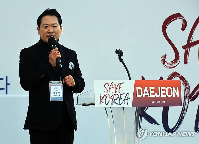 발언하는 장동혁 의원 (대전=연합뉴스) 이주형 기자 = 22일 대전 서구 대전시청 앞 보라매공원에서 세이브코리아 국가비상기도회가 열린 가운데 국민의힘 장동혁 의원이 참가자들을 향해 발언하고 있다. 2025.2.22 coolee@yna.co.kr