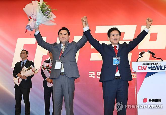국민의힘 당 대표에 장동혁 당선 (서울=연합뉴스) 국민의힘 장동혁 신임 당대표가 26일 서울 여의도 국회도서관에서 열린 제6차 전당대회 결선에서 당대표로 선출된 뒤김문수 후보와 함께 인사하고 있다. 2025.8.26 [국회사진기자단] photo@yna.co.kr