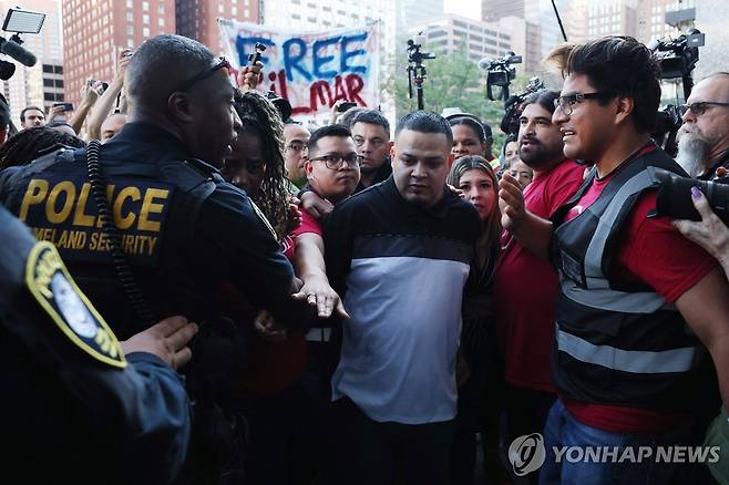 킬마르 아브레고 가르시아가 25일(현지시간) ICE에 출석하는 모습  [AFP=연합뉴스. 재판매 및 DB 금지]