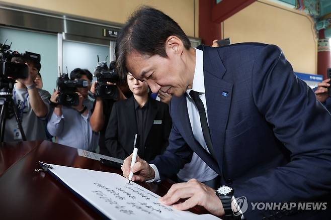 방명록 작성하는 조국 (광주=연합뉴스) 김혜인 기자 = 조국혁신당 조국 혁신정책연구원장이 26일 광주 북구 국립5·18민주묘지를 찾아 방명록을 작성하고 있다. 2025.8.26 in@yna.co.kr