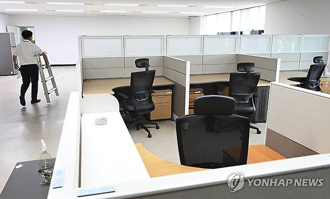 텅 빈 경찰국 사무실 (서울=연합뉴스) 윤동진 기자 = 경찰국이 폐지된 26일 정부서울청사 경찰국 사무실이 비어있다. 2025.8.26 [공동취재] mon@yna.co.kr