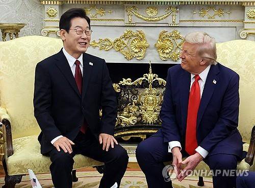한미 정상회담     (워싱턴=연합뉴스) 한상균 기자 = 이재명 대통령과 도널드 트럼프 미국 대통령이 25일(현지시간) 미국 워싱턴DC 백악관에서 정상회담을 하고 있다. 2025.8.26
    xyz@yna.co.kr
(끝)