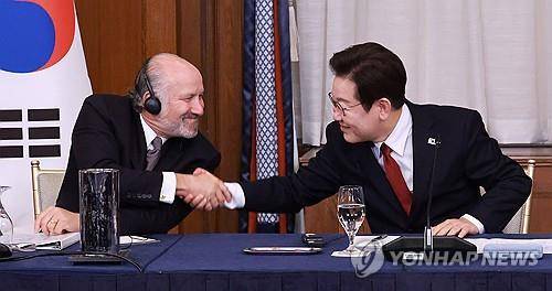 한국, 일본의 대미 투자펀드 구상을 주도한 러트닉 상무장관(왼쪽)     (워싱턴=연합뉴스) 홍해인 기자 = 이재명 대통령이 25일(현지시간) 미국 워싱턴DC 윌라드 호텔에서 열린 한미 비즈니스 라운드 테이블에서 하워드 러트닉 미 상무장관과 인사하고 있다. 2025.8.26
    hihong@yna.co.kr
(끝)