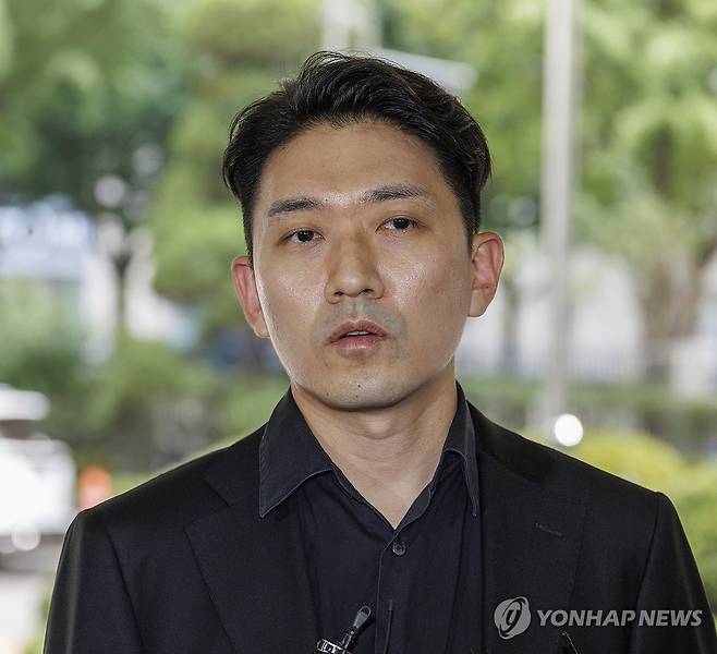 경찰 조사 앞두고 질문에 답하는 메디스태프 기동훈 대표 명예훼손, 증거 인멸 혐의 등으로 고소된 의사·의대생 온라인커뮤니티 메디스태프의 기동훈 대표가 지난해 8월 20일 오후 경찰 조사를 받기 위해 서울 종로구 서울경찰청 청사로 출석하다 취재진 질문에 답하고 있다. 2024.8.20 [연합뉴스 자료사진]