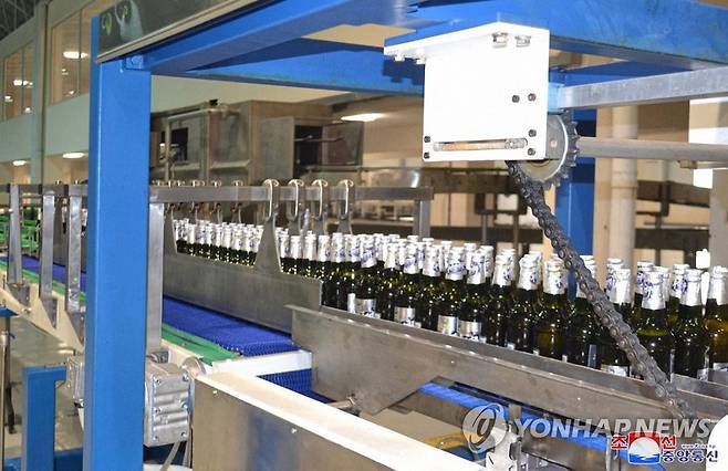북한의 '두만강 맥주' 생산라인 2020년 조선중앙통신 홈페이지 캡처 [국내에서만 사용가능. 재배포 금지. For Use Only in the Republic of Korea. No Redistribution] nkphoto@yna.co.kr