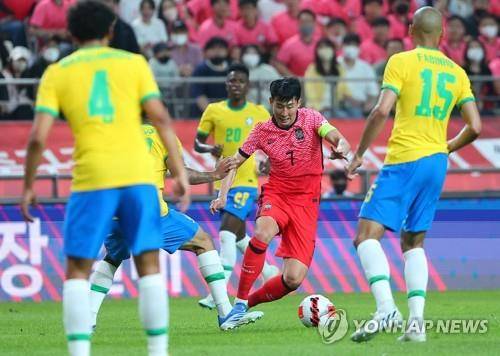 2022년 브라질과 친선경기에서 손흥민이 드리블하는 모습 [연합뉴스 자료사진]