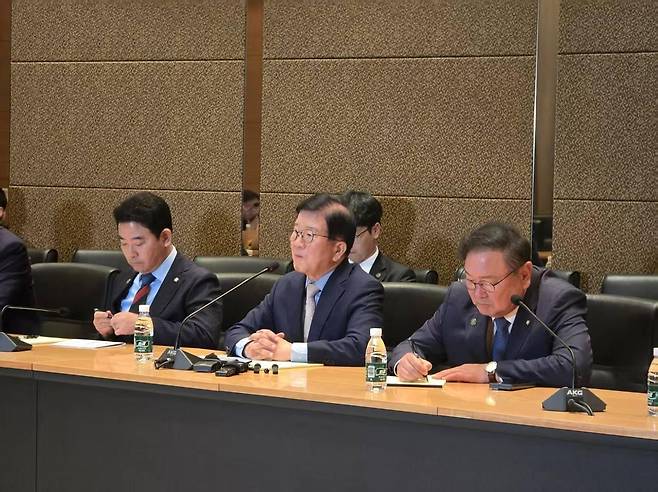 중국 특사단장 박병석 전 국회의장(가운데) 李대통령 中특사 단장인 박병석 전 국회의장이 26일 베이징 주중 한국 대사관에서 특파원단과 간담회를 하는 모습. 2025.8.26 [베이징특파원 공동취재단 제공]