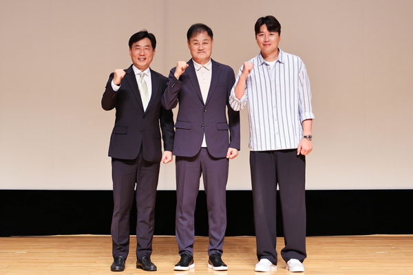 용인FC 김진형(왼쪽) 단장, 최윤겸(가운데) 감독, 이동국(오른쪽) 테크니컬디렉터가 26일 용인시청에서 열린 창단 진행상황 보고회에서 기념촬영을 하고 있다. 2025.8.26 /용인시 제공